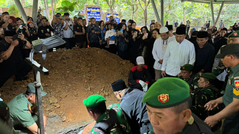 Prosesi pemakaman Hj. Rugaiya Usman, istri Penasihat Khusus Presiden Bidang Politik dan Keamanan, Jenderal (Purn) TNI Wiranto, berlangsung khidmat di Astana Wukir Sirnaraga, Delingan, Karanganyar, Senin (17/11/2025). Foto: kumparan