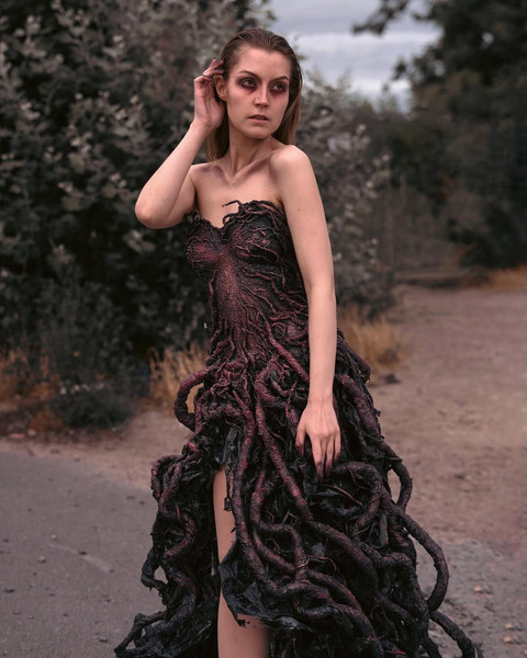 Rancangan gaun terinspirasi Stranger Things yang terbuat dari sampah plastik karya Elien Rijnbeek. Foto: Instagram @lie_chee