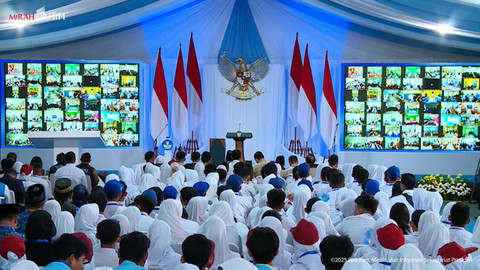 Presiden RI Prabowo Subianto dalam peluncuran program digitalisasi pembelajaran, salah satunya interactive flat panel (IFP) atau papan interaktif digital di SMPN 4 Bekasi, Jawa Barat, Senin (17/11/2025). Foto: YouTube/Sekretariat Presiden