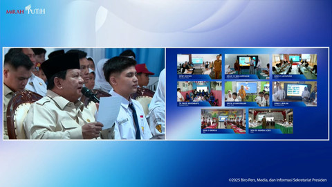 Presiden RI Prabowo Subianto dalam peluncuran program digitalisasi pembelajaran, salah satunya interactive flat panel (IFP) atau papan interaktif digital di SMPN 4 Bekasi, Jawa Barat, Senin (17/11/2025). Foto: YouTube/Sekretariat Presiden