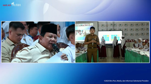 Presiden RI Prabowo Subianto dalam peluncuran program digitalisasi pembelajaran, salah satunya interactive flat panel (IFP) atau papan interaktif digital di SMPN 4 Bekasi, Jawa Barat, Senin (17/11/2025). Foto: YouTube/Sekretariat Presiden