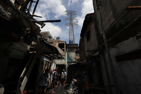 Sejumlah warga melihat sisa kebakaran di kawasan Gang Pelita, RT 08/RW 04, Jatipulo, Palmerah, Jakarta Barat, Senin (17/11/2025).   Foto: Jamal Ramadhan/kumparan