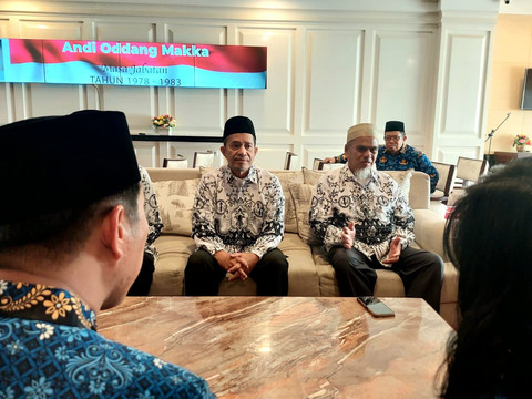 Rasnal dan Abdul Muis (kanan) menerima SK pengaktifan kembali sebagai ASN.  Foto: Dok. Pemprov Sulsel
