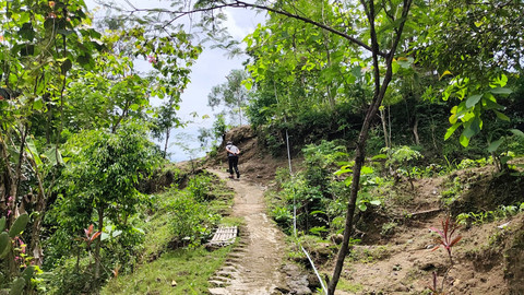 Suasana jalan ekstrem yang membuat Sardiyono (72), warga Padukuhan Ngrandu, Kabupaten Gunungkidul harus ditandu ketika sakit. Foto: Arfiansyah Panji Purnandaru/kumparan