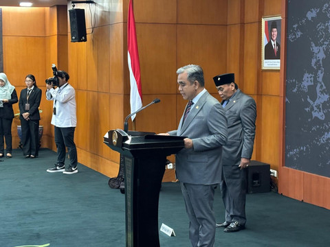 Suasana pelantikan Fauqi Hapidekso sebagai anggota MPR RI untuk menggantikan Alamuddin Dimyati Rois atau Gus Alam yang meninggal dunia, Kompleks Parlemen, Senayan, Jakarta Pusat, Senin (17/11/2025).  Foto: Abid Raihan/kumparan