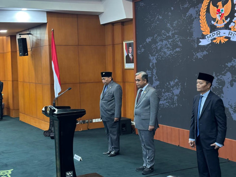 Suasana pelantikan Fauqi Hapidekso sebagai anggota MPR RI untuk menggantikan Alamuddin Dimyati Rois atau Gus Alam yang meninggal dunia, Kompleks Parlemen, Senayan, Jakarta Pusat, Senin (17/11/2025).  Foto: Abid Raihan/kumparan