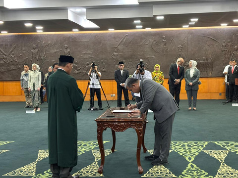 Suasana saat pelantikan Fauqi Hapidekso sebagai anggota MPR RI untuk menggantikan Alamuddin Dimyati Rois atau Gus Alam yang meninggal dunia, Kompleks Parlemen, Senayan, Jakarta Pusat, Senin (17/11/2025).  Foto: Abid Raihan/kumparan