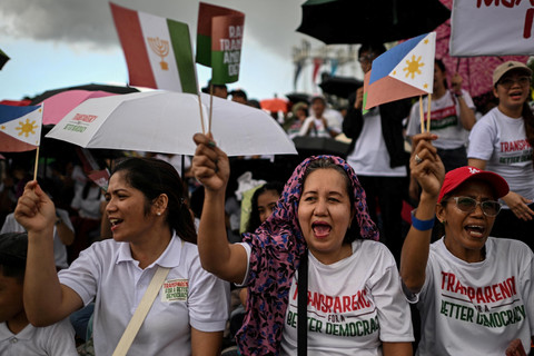 Anggota kelompok agama Iglesia ni Cristo (Gereja Kristus) protes anti-korupsi di Quirino Grandstand, Manila, Filipina, Minggu (16/11/2025). Foto: Noel Celis/ REUTERS