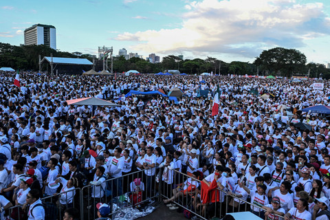 Anggota kelompok agama Iglesia ni Cristo (Gereja Kristus) protes anti-korupsi di Quirino Grandstand, Manila, Filipina, Minggu (16/11/2025). Foto: Noel Celis/ REUTERS