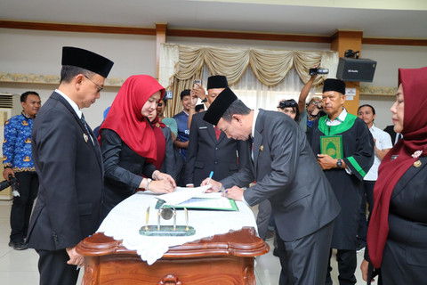Prosesi penandatanganan berita acara pelantikan. Foto: Dok. Pemkot Pontianak