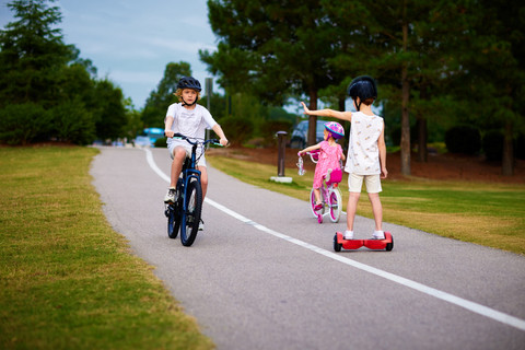 Ilustrasi anak bermain Hoverboard. Foto: Olesia Bilkei/Shutterstock