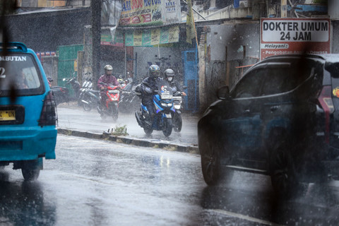 Pengendara motor berkendara saat hujan deras melanda kawasan Jalan Raya Bogor, Pasar Rebo, Jakarta, pada Selasa (18/11/2025).  Foto: Iqbal Firdaus/kumparan