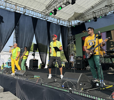 Pagi Boeta menghibur para ibu yang hadir di Festival Arisan Sahabat Mama, Solo. Foto: Nada Meita/kumparan