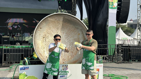 Chef Arnold dan Bobon Santoso membersihkan wajan raksasa. Foto: Nada Meita/kumparan