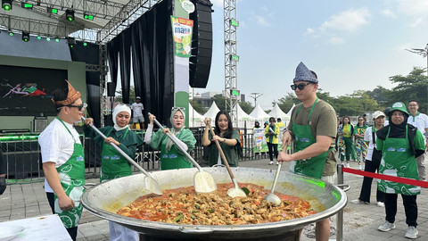 Proses masak di wajan besar saat acara Festival Arisan Sahabat Mama di Solo. Foto: dok. Mama Lemon