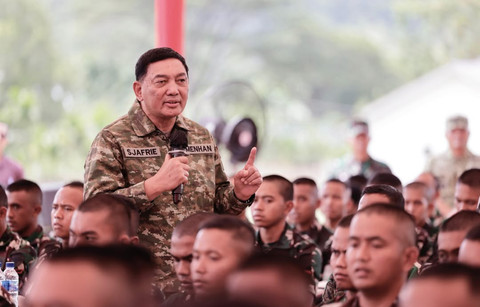 Menteri Pertahanan RI, Sjafrie Sjamsoeddin saat meninjau langsung kesiapan Yonif TP 857/Gana Gajahsora satuan teritorial pembangunan yang menjadi bagian penting dari program nasional penguatan pertahanan wilayah pada Minggu (16/11/2025). Foto: Instagram/ @sjafrie.sjamsoeddin