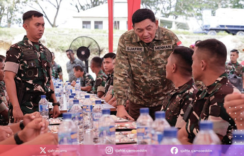 Menteri Pertahanan RI, Sjafrie Sjamsoeddin saat meninjau langsung kesiapan Yonif TP 857/Gana Gajahsora satuan teritorial pembangunan yang menjadi bagian penting dari program nasional penguatan pertahanan wilayah pada Minggu (16/11/2025). Foto: Instagram/ @sjafrie.sjamsoeddin