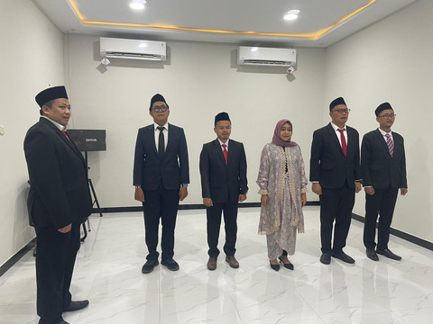 Kepala Kantah Sekadau bersama jajaran mengikuti kegiatan pelantikan pejabat di lingkungan Kementerian ATR/BPN secara daring. Foto: Dok. Kantah Sekadau