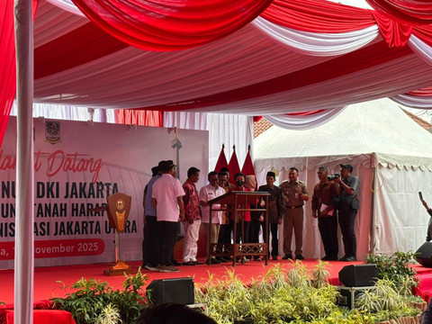 Gubernur DKI Jakarta Pramono Anung meresmikan Kampung Tanah Harapan, Jakarta Utara, Selasa (18/11/2025). Foto: Amira Nada Fauziyyah/kumparan