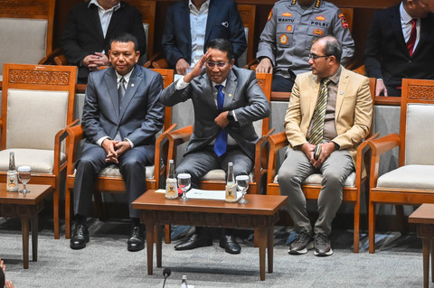 Menteri Hukum Supratman Andi Agtas (tengah) bersama Wamensesneg Bambang Eko Suhariyanto (kiri) dan Wakil Menteri Hukum Edward Omar Sharif Hiariej (kanan) bersiap mengikuti Rapat Paripurna ke-8 DPR RI di Kompleks Parlemen, Jakarta, Selasa (18/11/2025) Foto: Rivan Awal Lingga/ANTARA FOTO
