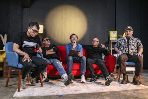 Personil grup musik Padi Reborn Rindra Risyanto Noor, Ari Tri Sosianto, Satrio Yudi Wahono, Surendro Prasetyo, dan Andi Fadly menjawab pertanyaan wartawan saat berkunjung ke kumparan di Pasar Minggu, Jakarta, Rabu (12/11/2025). Foto: Darryl Ramadhan/kumparan