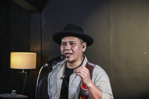 Personil grup musik Padi Reborn Andi Fadly tampil membawakan lagunya saat berkunjung ke kumparan di Pasar Minggu, Jakarta, Rabu (12/11/2025). Foto: Darryl Ramadhan/kumparan