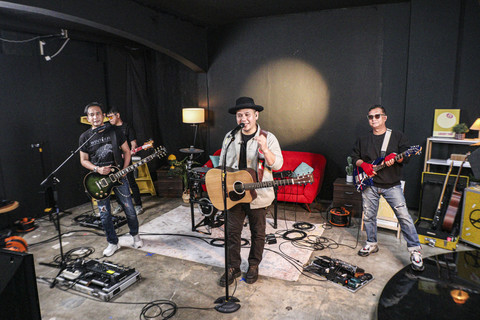 Personil grup musik Padi Reborn Rindra Risyanto Noor, Ari Tri Sosianto, Satrio Yudi Wahono, Surendro Prasetyo, dan Andi Fadly tampil saat berkunjung ke kumparan di Pasar Minggu, Jakarta, Rabu (12/11/2025). Foto: Darryl Ramadhan/kumparan