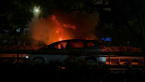 Mobil terbakar di Tol S Parman arah Tomang-Grogol, Jakarta Barat, Selasa (18/11/2025). Foto: Amira Nada Fauziyyah/kumparan