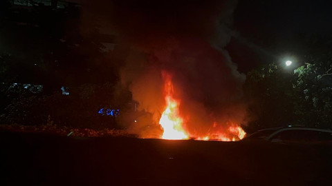 Mobil terbakar di Tol S Parman arah Tomang-Grogol, Jakarta Barat, Selasa (18/11/2025). Foto: Amira Nada Fauziyyah/kumparan