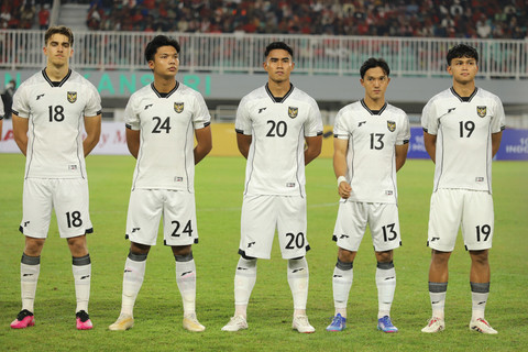 Pemain Timnas Indonesia U-22 saat melawan Timnas Mali U-22 pada pertandingan uji coba di Stadion Pakansari, Bogor, Selasa (18/11/2015). Foto: Iqbal Firdaus/kumparan
