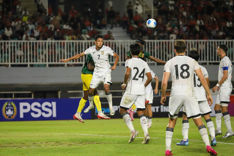Pemain Timnas Indonesia U-22 Dony Tri Pamungkas berebut bola dengan pemain Timnas Mali U-22 pada pertandingan uji coba di Stadion Pakansari, Bogor, Selasa (18/11/2015).   Foto: Iqbal Firdaus/kumparan