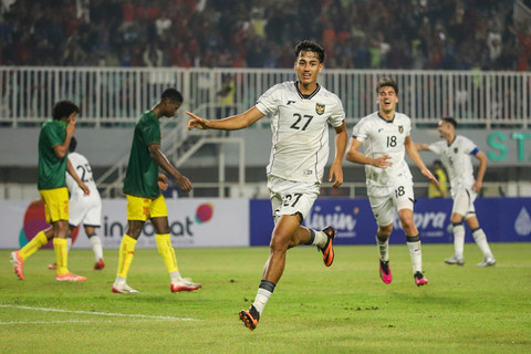 Selebrasi pemain Timnas Indonesia U-22 Rafael Struick usai mencetak gol ke gawang Timnas Mali U-22 pada pertandingan uji coba di Stadion Pakansari, Bogor, Selasa (18/11/2015). Foto: Iqbal Firdaus/kumparan