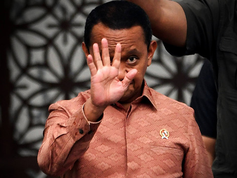 Menteri ESDM Bahlil Lahadalia berjalan usai mengikuti rapat terbatas Kabinet Merah Putih di Istana Negara, Jakarta, Selasa (18/11/2025).   Foto: Aditya Pradana Putra/ANTARA FOTO