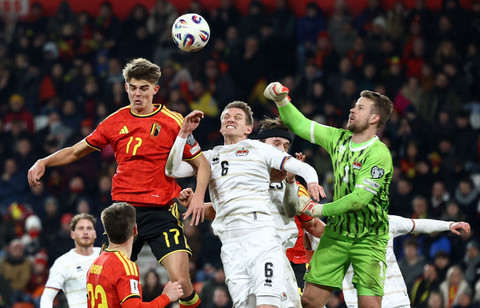 Benjamin Buchel dan Andreas Malin dari Liechtenstein beraksi bersama Charles De Ketelaere dari Belgia pada Piala Dunia FIFA Kualifikasi UEFA Grup J antara Belgia vs Liechtenstein di Stade Maurice Dufrasne, Liege, Belgia, Rabu (19/11/2025). Foto: Yves Herman/REUTERS