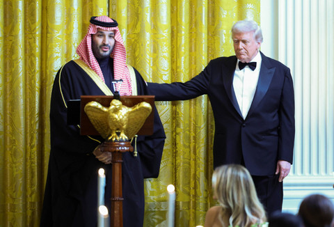 Presiden AS Donald Trump menyambut Putra Mahkota Saudi dan Perdana Menteri Mohammed bin Salman, dalam jamuan makan malam di Gedung Putih di Washington, D.C., AS, Selasa (18/11/2025). Foto: Tom Brenner/REUTERS