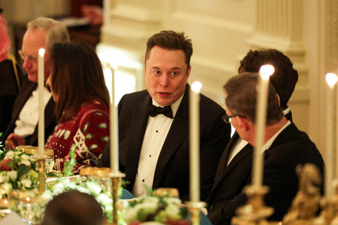 Elon Musk menghadiri jamuan makan malam yang diselenggarakan oleh Presiden AS Donald Trump untuk Putra Mahkota Saudi dan Perdana Menteri Mohammed bin Salman, di Gedung Putih di Washington, D.C., AS, Selasa (18/11/2025). Foto: Tom Brenner/REUTERS