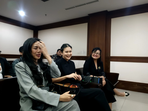 Aktris, Marissa Anita (tengah) menghadiri sidang cerai perdana, PN Jakarta Pusat, Rabu (19/11/2025).    Foto: Giovanni/kumparan