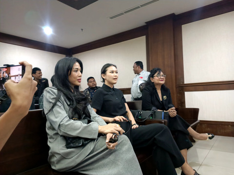 Aktris, Marissa Anita (tengah) menghadiri sidang cerai perdana, PN Jakarta Pusat, Rabu (19/11/2025).    Foto: Giovanni/kumparan