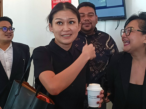 Aktris, Marissa Anita (tengah) menghadiri sidang cerai perdana, PN Jakarta Pusat, Rabu (19/11/2025).    Foto: Giovanni/kumparan