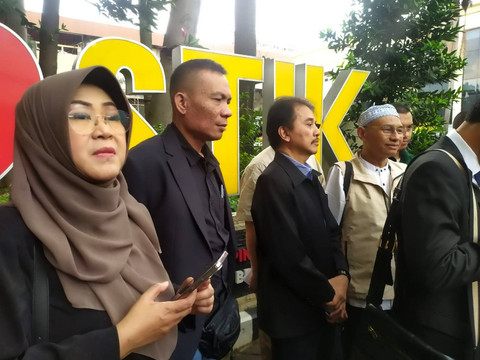 Roy Suryo cs tiba di STIK-PTIK, Jakarta Selatan, Rabu (19/11/2025).  Foto: Rachmadi Rasyad/kumparan