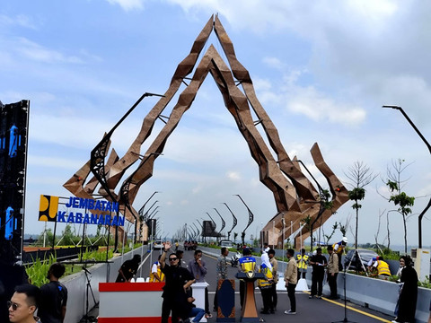 Sejumlah petugas tiba di Jembatan Kabanaran, Kabupaten Kulon Progo saat persiapan peresmian oleh Presiden Prabowo Subianto, Rabu (19/11/2025). Foto: Luthfi Humam/kumparan