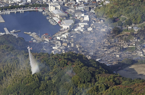 Foto udara asap membubung setelah kebakaran besar di Oita, Jepang, Rabu (19/11/2025). Foto: Kyodo via Reuters