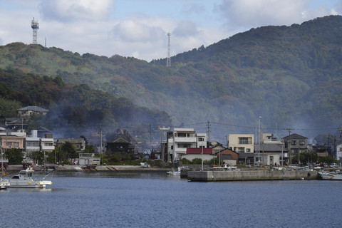 Suasana asap membubung setelah kebakaran besar di Oita, Jepang, Rabu (19/11/2025). Foto: STR/JIJI Press/AFP