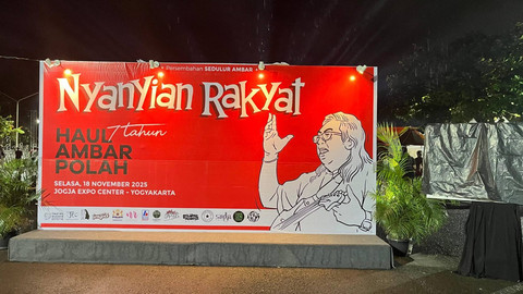 Spanduk utama acara Haul ke-7 Ambar Polah Tjahyono bertema "Nyanyian Rakyat" di Jogja Expo Center (JEC), Selasa (18/11). Foto: Pandangan Jogja/Gigih Imanadi