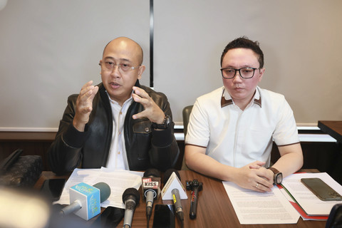 Tim kuasa hukum Sarwendah saat konferensi pers terkait perseteruan dengan Ruben Onsu di kawasan Cilandak, Jakarta, Rabu, (19/11/2025). Foto: Agus Apriyanto