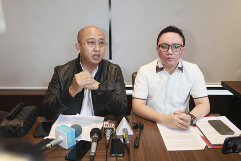Tim kuasa hukum Sarwendah saat konferensi pers terkait perseteruan dengan Ruben Onsu di kawasan Cilandak, Jakarta, Rabu, (19/11/2025). Foto: Agus Apriyanto