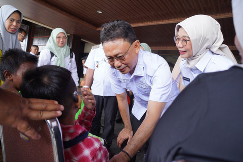 Wali Kota Pontianak, Edi Kamtono, berdialog dengan anak disabilitas. Foto: Dok. Pemkot Pontianak