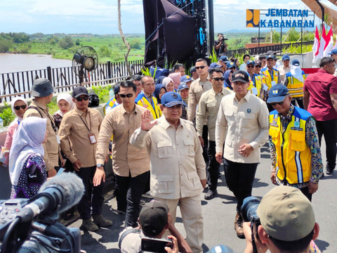 Presiden Prabowo Subianto saat meresmikan Jembatan Kabanaran yang menghubungkan Kabupaten Bantul dan Kabupaten Kulon Progo, Rabu (19/11/2025). Foto: Arfiansyah Panji Purnandaru/kumparan