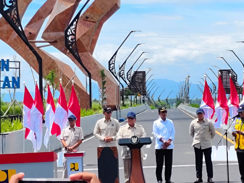 Presiden Prabowo Subianto saat meresmikan Jembatan Kabanaran yang menghubungkan Kabupaten Bantul dan Kabupaten Kulon Progo, Rabu (19/11/2025). Foto: Arfiansyah Panji Purnandaru/kumparan