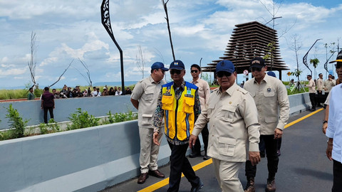 Presiden Prabowo Subianto saat meresmikan Jembatan Kabanaran yang menghubungkan Kabupaten Bantul dan Kabupaten Kulon Progo, Rabu (19/11/2025). Foto: Arfiansyah Panji Purnandaru/kumparan